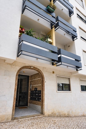 Edifici d'estil arquitectònic modern, amb entrada a nivell del sòl que disposa d'una porta de vidre, uns caixets de correu i una escala que condueix als pisos superiors.