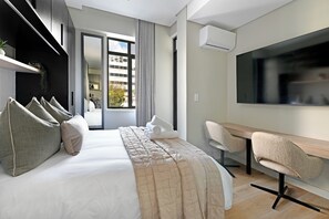 Room - Chic 1BR at The Carrington - the Heart of Loop Street with AC and balcony (Cape Town)