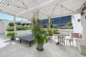 Outdoor dining - Chic 1BR at The Carrington - the Heart of Loop Street with AC and balcony (Cape Town)