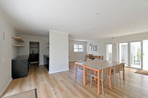 Dining - Chic 1BR at The Carrington - the Heart of Loop Street with AC and balcony (Cape Town)