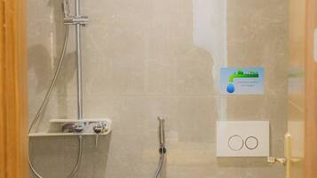 Ein Badezimmer mit Dusche, Toilette und Waschbecken.