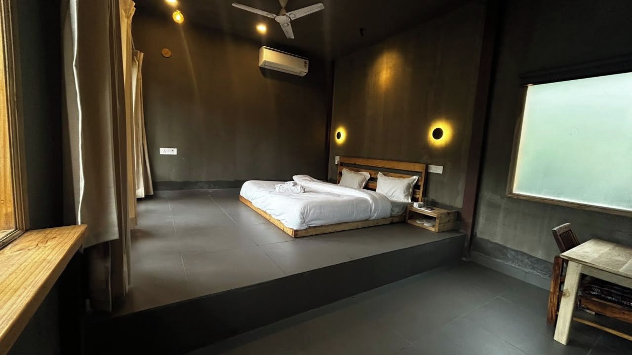 Una camera da letto moderna con un letto, comodini, una ventola a soffitto e uno schermo per proiettore.