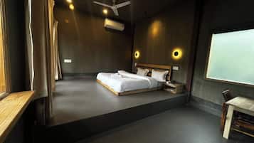 Una camera da letto moderna con un letto, comodini, una ventola a soffitto e uno schermo per proiettore.