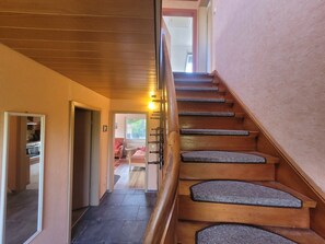 A staircase with wooden steps and a handrail, leading to an upper floor. - Enjoy a relaxing vacation at the DEICHSTERN vacation home in Butjadingen (Butjadingen)