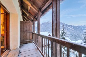 A wooden balcony with a view of snow-covered mountains. - Home Suite Grange (Sauze di Cesana)