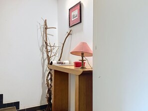 A corner with a wooden desk, a lamp, and a wall-mounted picture frame. - Beautiful private villa for 6 guests with WIFI, TV, patio and panoramic view (Ollon)