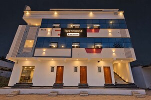 Un edificio de varios pisos con una zona de recepción, múltiples puertas y una escalera que conduce a los pisos superiores.