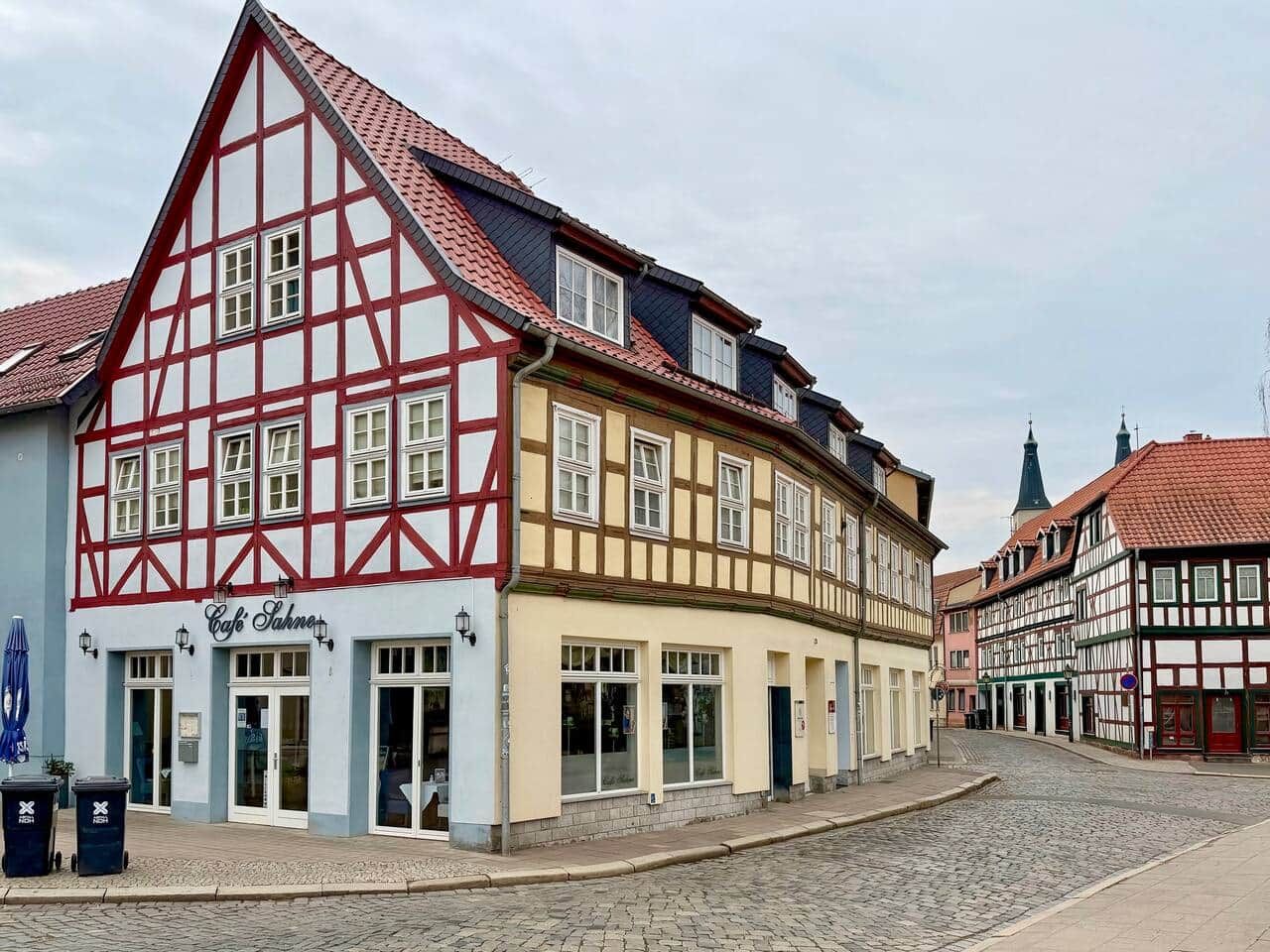 Ein traditionelles Fachwerkhäuschen mit einem Café namens 'Cafe Sahne' im Erdgeschoss.