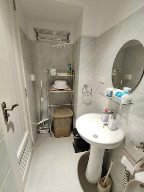 Bathroom - Fully Furnished, Modern Condo Unit in ARC Tower-cebu City (Cebu City)