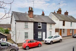 A row of terraced houses with a street in front. - Charming 2-Bed Cottage near Bodiam Castle, Rye & Camber Sands (Hawkhurst)
