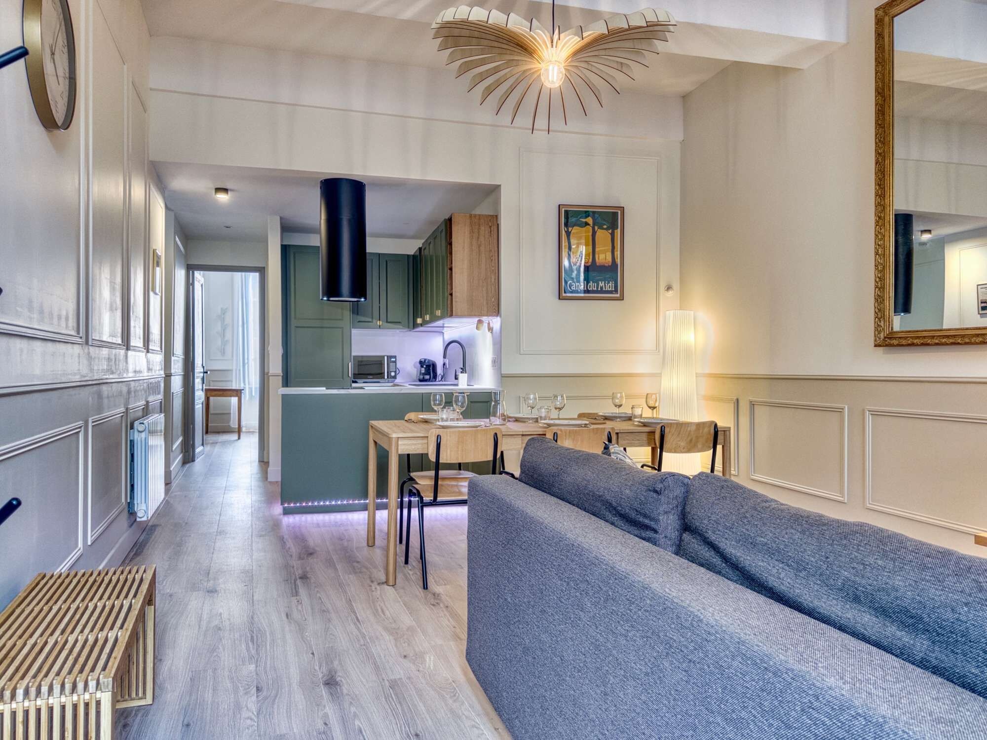 Ein modernes Interieur mit Essbereich, Küche und Sitzgelegenheiten.