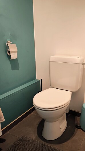 Bathroom - Vrbo Property (Huy)