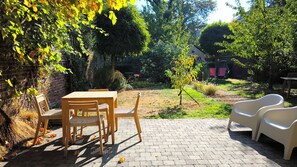 Outdoor dining - Vrbo Property (Huy)
