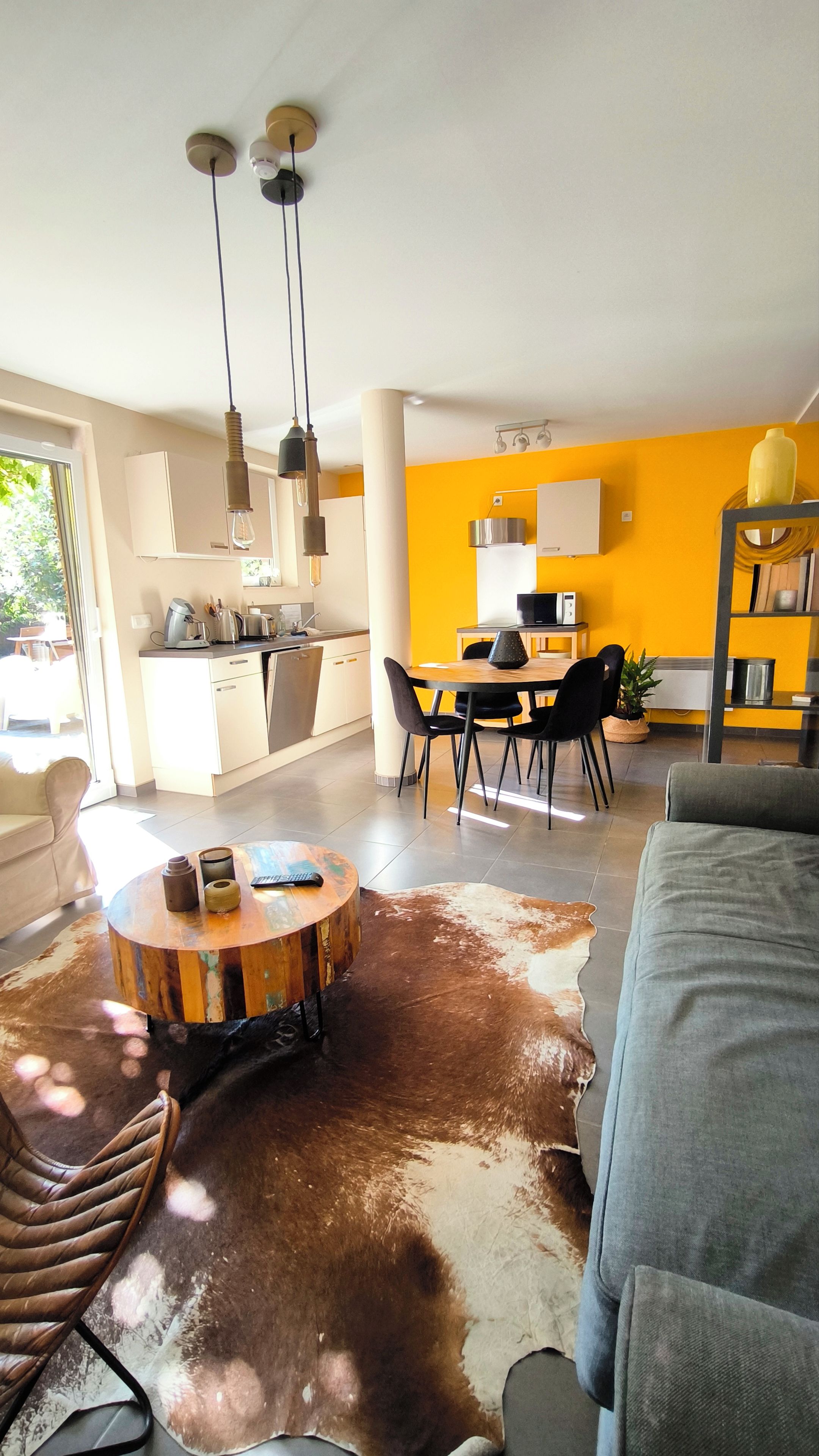 Un espacio habitable moderno con cocina, comedor y zona de estar.