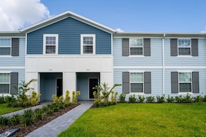 A two-story residential building with a central entrance, numbered 970 and 976, surrounded by a well-maintained lawn and small shrubs. - Windsor Island - 6482 (Davenport)