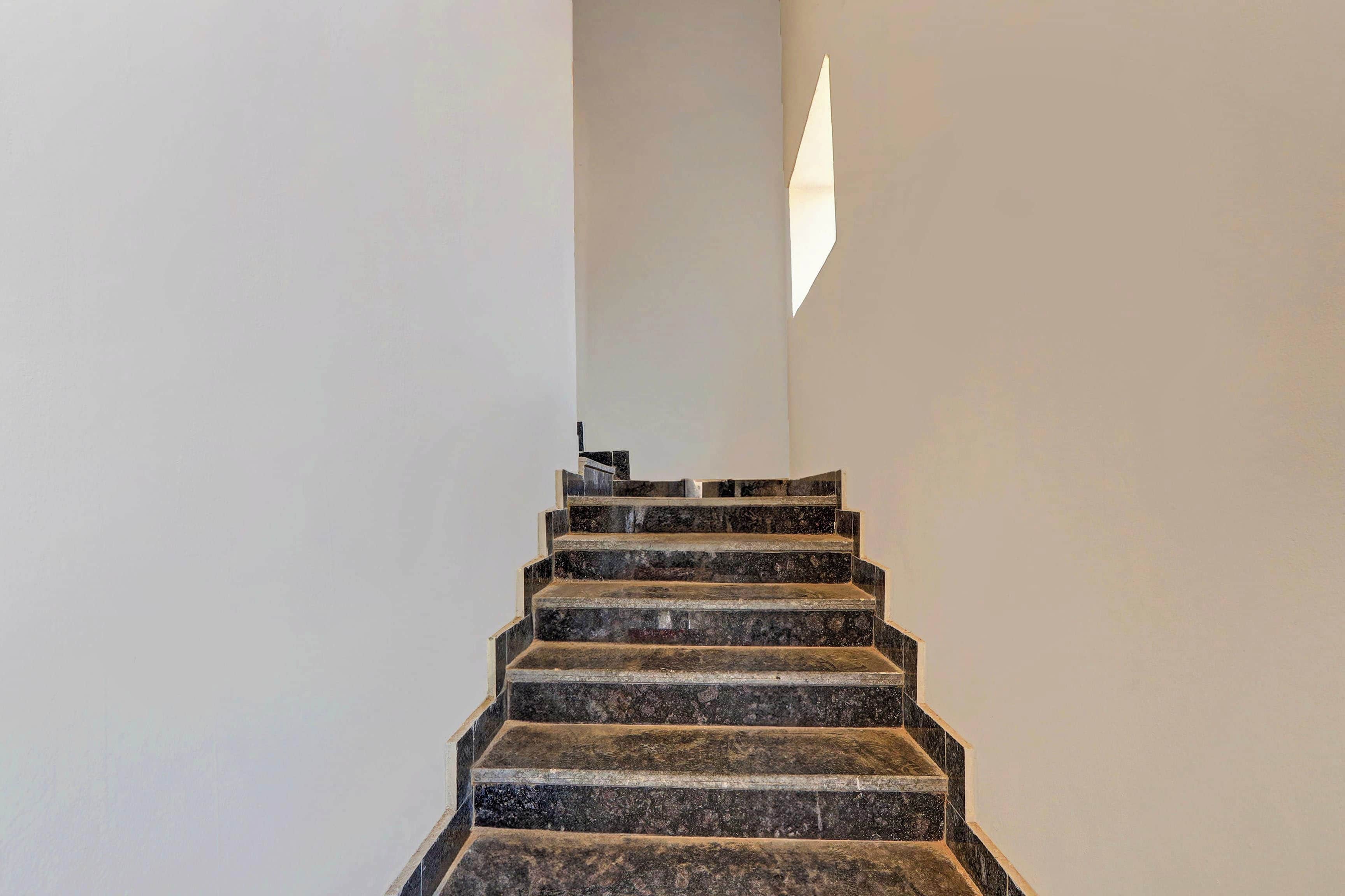 Una escalera de diseño moderno que asciende.
