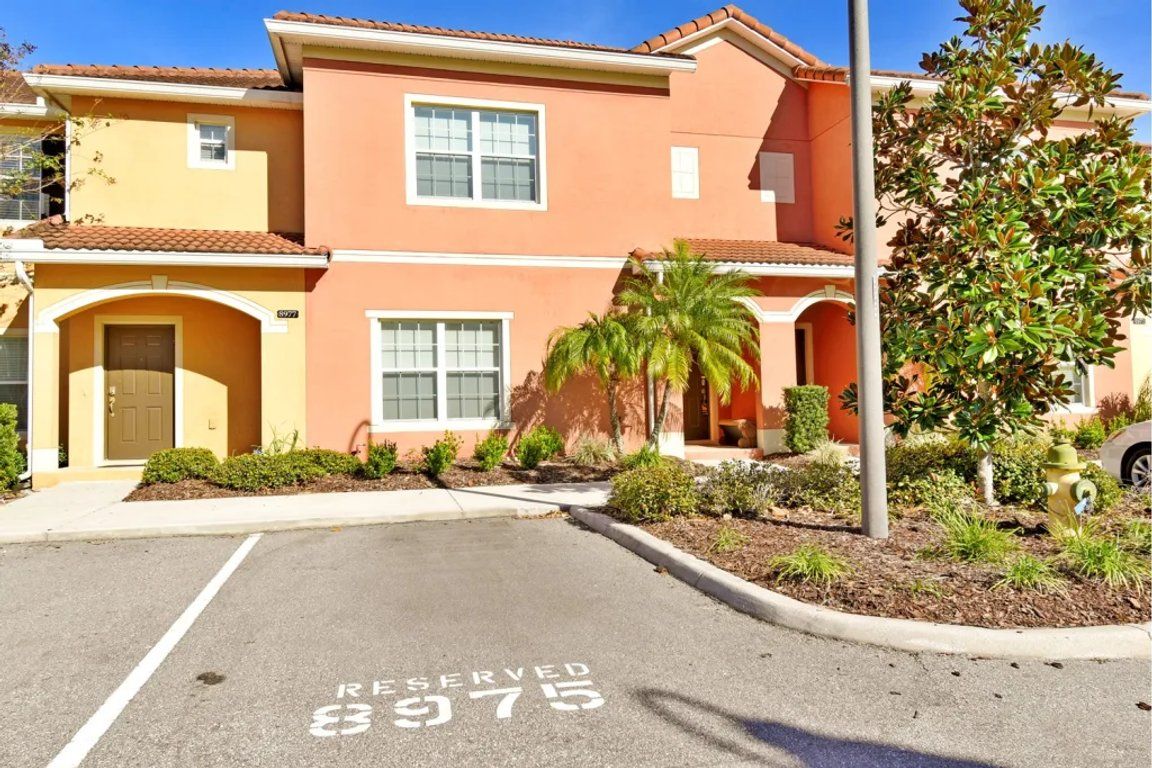 Um edifício residencial com vários andares e uma área de estacionamento identificada como 'RESERVED 8975'.
