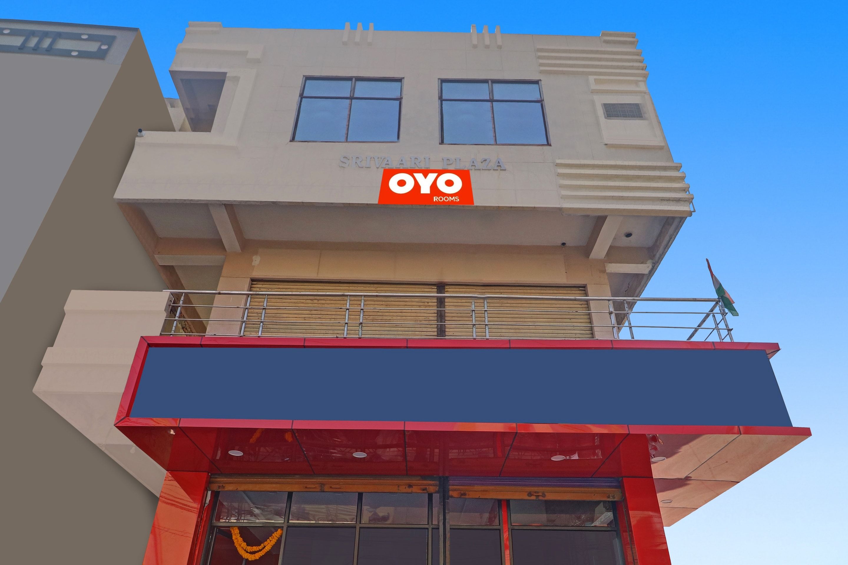 Un edificio con un letrero que dice 'OYO Rooms' en la fachada.