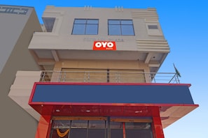 Un edifici amb un rètol que diu 'OYO Rooms' a la façana.