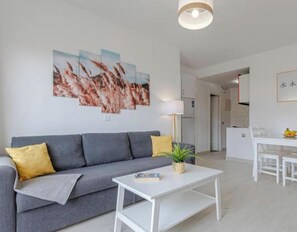 Living area - Sunny Apartment in BenalBeach with Ocean Views (Benalmádena Costa)