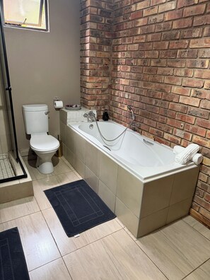 Bathroom - Escape to the peaceful beauty of Hogsback and experience a relaxing stay (Hogsback)