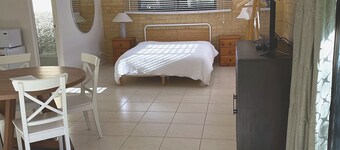 Pomona Hinterland Private Studio - Pet Friendly!