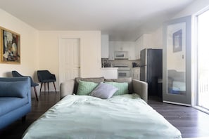 Room - Sweeping Mountain Views, Central Location (Santa Barbara)
