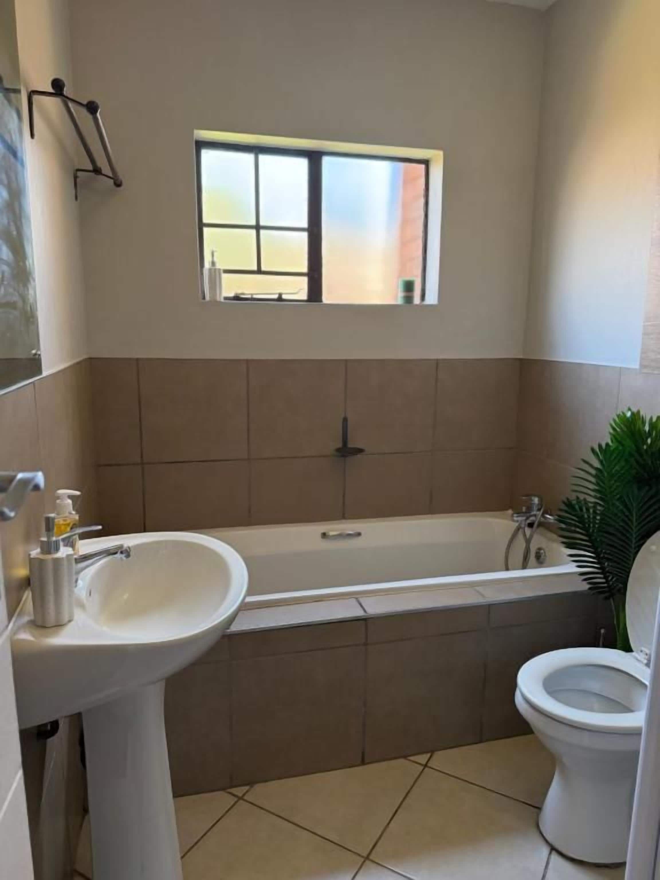 Une salle de bain avec une baignoire, un lavabo et des toilettes.