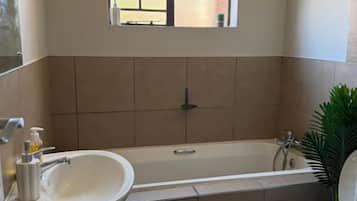 Une salle de bain avec une baignoire, un lavabo et des toilettes.