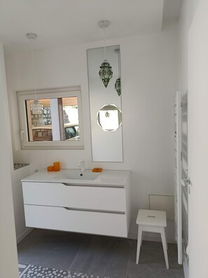 Bathroom - Vrbo Property (Chambéry)