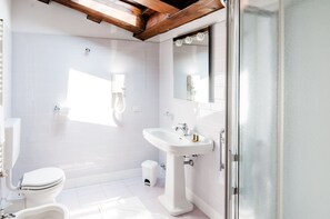 A modern bathroom with a toilet, sink, and shower. - Il Giardinetto Rooms  (Ferrara)