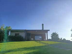 A house with a chimney, a front door, and a grassy yard. - S'Ulivariu (Donigala Fenughedu)