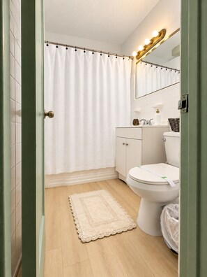 A bathroom with a toilet, sink, and shower curtain. - #12 – Modern Studio in Miami Mimo / Free Parking / Kitchen (Miami)