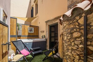 Banyera d'hidromassatge a l'aire lliure