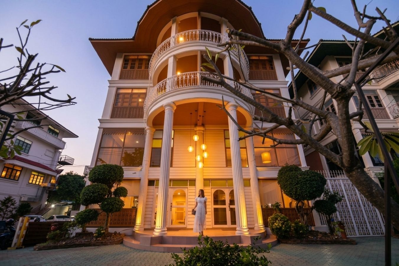 Un edificio de varios pisos con un patio central, columnas y un balcón con barandillas.