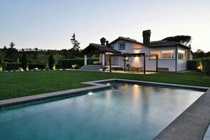 A modern house with a swimming pool, a covered patio, and a well-maintained garden. - Villa with private pool, gym, games close to lake (Bracciano)