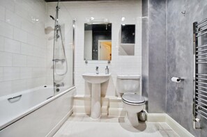 Bathroom - Entire rental unit in Greater London (Romford)