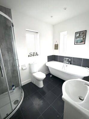 Bathroom - House Sleeps 7 With Garden and Parking (Chester)