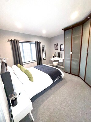 Room - House Sleeps 7 With Garden and Parking (Chester)