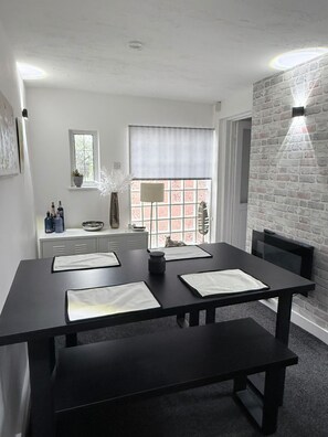 Dining - House Sleeps 7 With Garden and Parking (Chester)