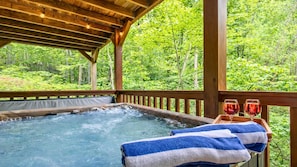 Outdoor spa tub - Hidden Ridge Retreat – Secluded Pool Table, Air-Hockey, Foosball & Hot Tub (Sevierville)