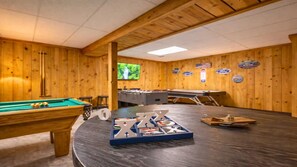 Game room - Hidden Ridge Retreat – Secluded Pool Table, Air-Hockey, Foosball & Hot Tub (Sevierville)