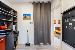 A room with a bed, a desk, and a shelf unit. - Holiday Apartment 'Eselei' with Shared Garden and Wi-Fi (Belm)
