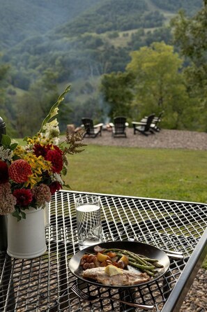 Outdoor dining - Secluded Dome Cabin with Hot Tub, Fire Pit & Mountain Views Near Seneca Rocks, West Virginia (Seneca Rocks)
