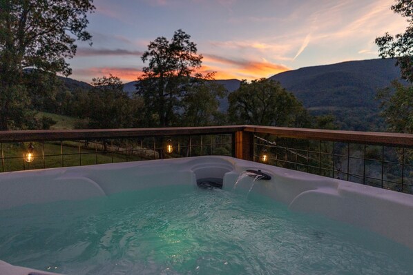 Outdoor spa tub - Secluded Dome Cabin with Hot Tub, Fire Pit & Mountain Views Near Seneca Rocks, West Virginia (Seneca Rocks)