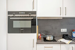 Private kitchen - Modern apartment in the heart of Wiesbaden. Ideal for temporary housing. (Wiesbaden)