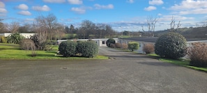 A residential area with a gravel driveway leading to a house with a visible garage. - Apartment Room 1 Sleeps 2 With Wifi (Saltash)