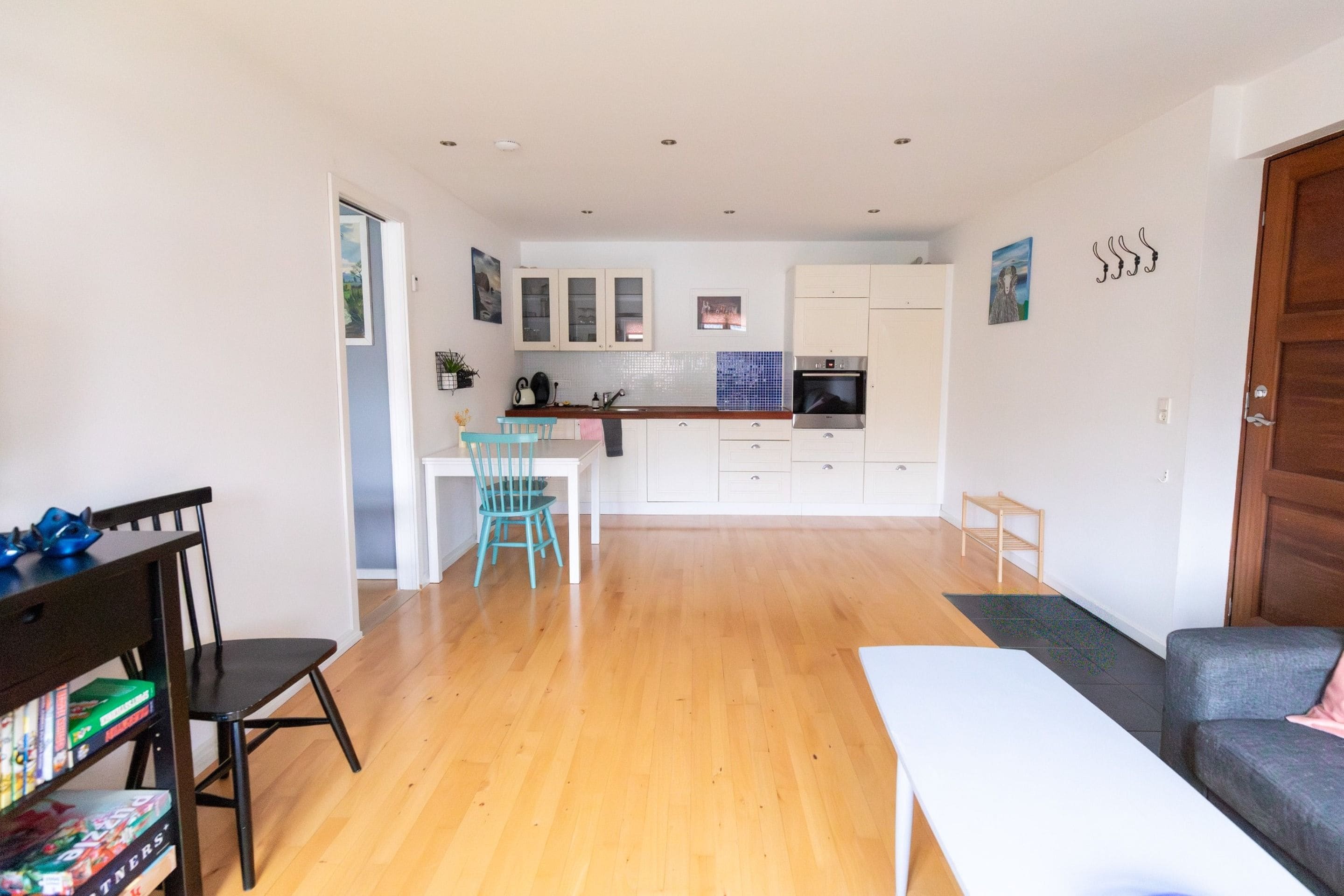 Apartamento moderno com sala de jantar, cozinha e área de estar.