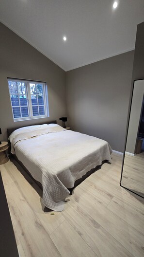 Room - Luxury small apartment with hot tub (Hveragerði)