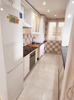 Private kitchen - Sunny apartment with a pool and private parking (Benalmádena)